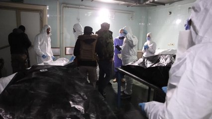 Des centaines de Syriens à la recherche de leurs proches devant la sinistre prison de Saydnaya