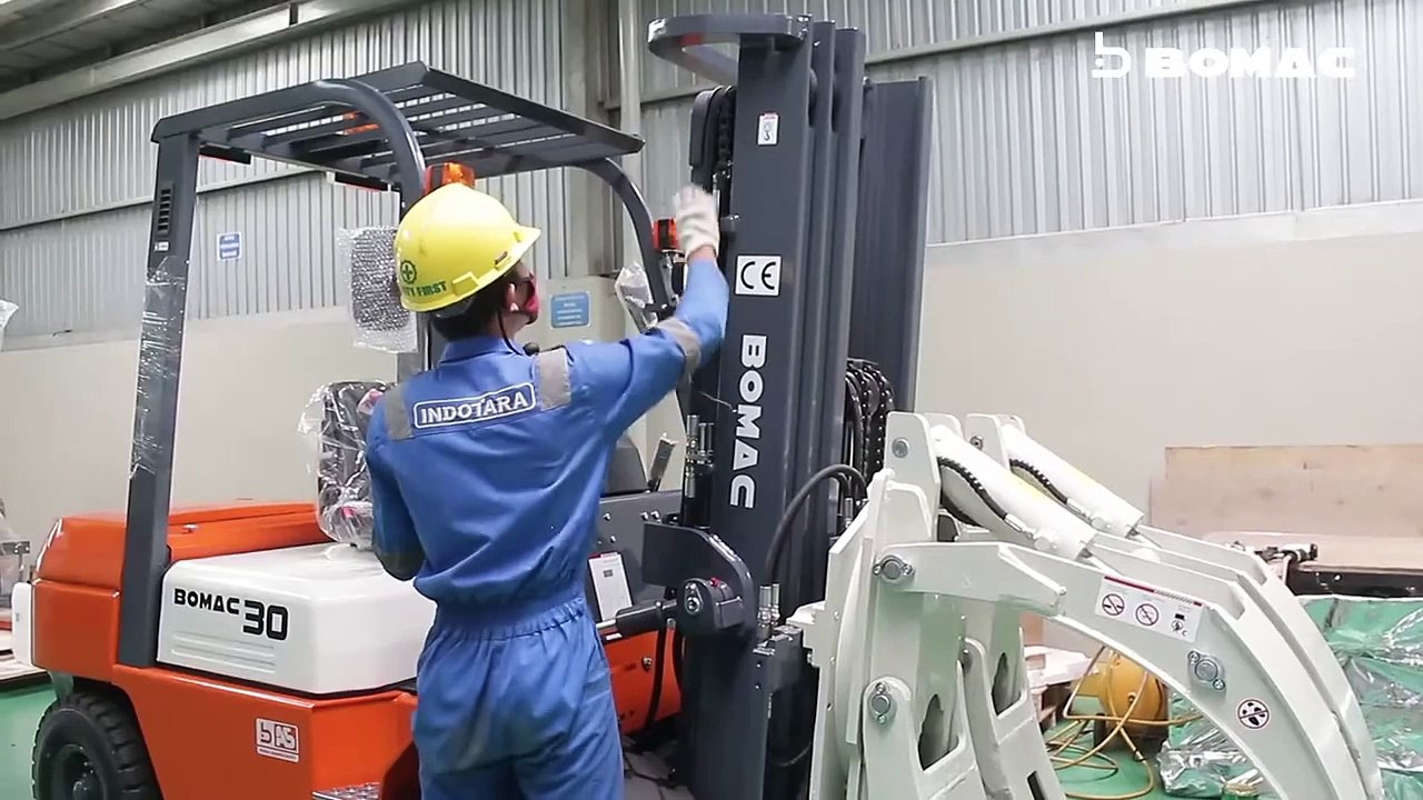 PENGIRIMAN BOMAC FORKLIFT DENGAN ATTACHMENT PAPER ROLL CLAMPS - PT TUNAS ALFIN TBK, CIKUPA TANGERANG