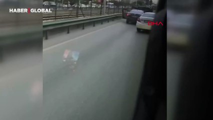 Yolun ortasında baltalı yol verme kavgası