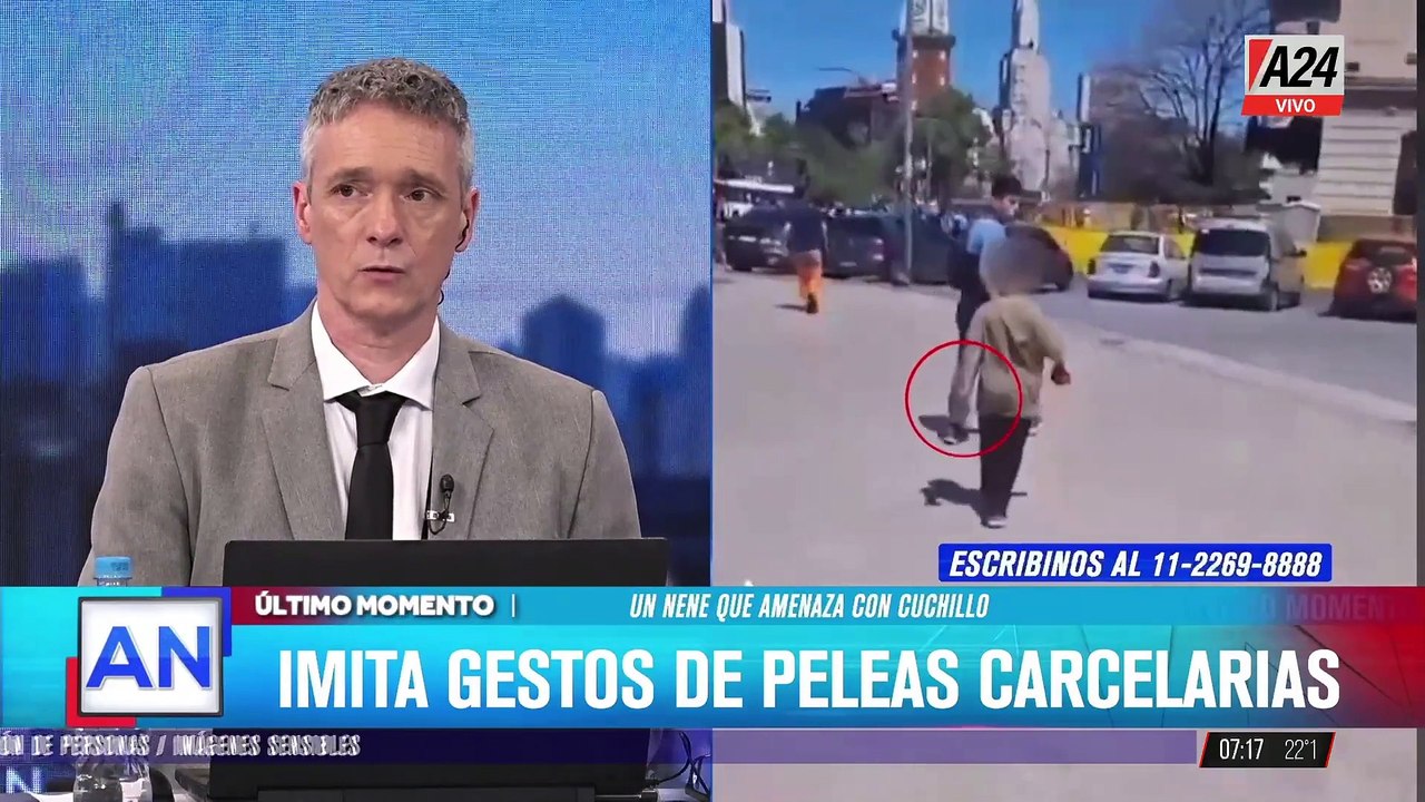 Un nene que amenaza con un cuchillo e imita gestos de peleas carcelarias