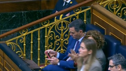 Cazan a Sánchez ensimismado con su móvil mientras habla su nueva vicepresidenta