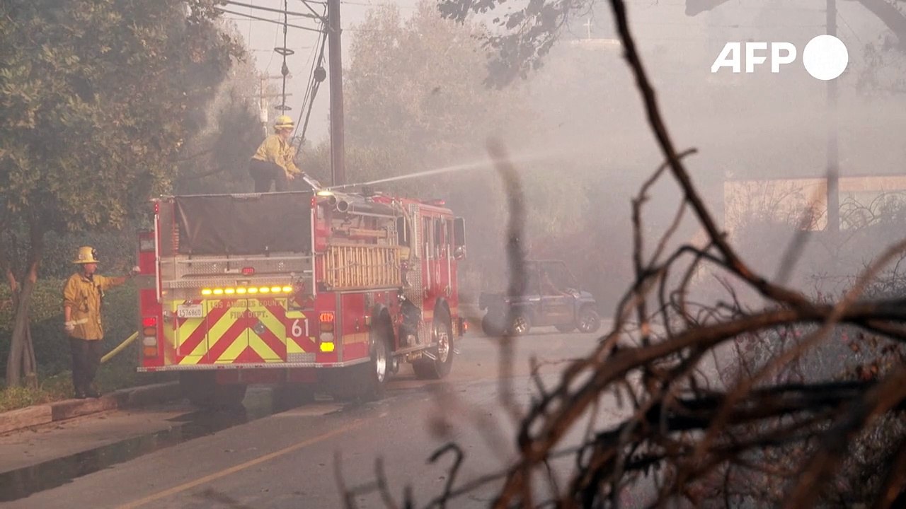 Kampf gegen die Flammen in Malibu - Brand zerstört Häuser