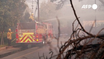Kampf gegen die Flammen in Malibu - Brand zerstört Häuser