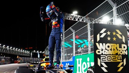 F1: El momento en que Max Verstappen recibe su cuarto trofeo de campeón mundial
