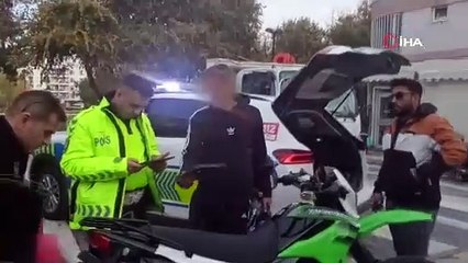 İlk ceza, unutulmaz an! Plakasız sürücü ceza makbuzuyla poz verdi