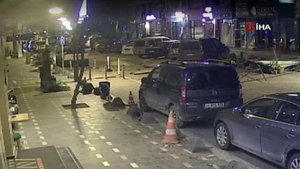 Korku dolu anlar kamerada! Rüzgardan uçan çatı bir kişinin üzerine bakın nasıl düştü