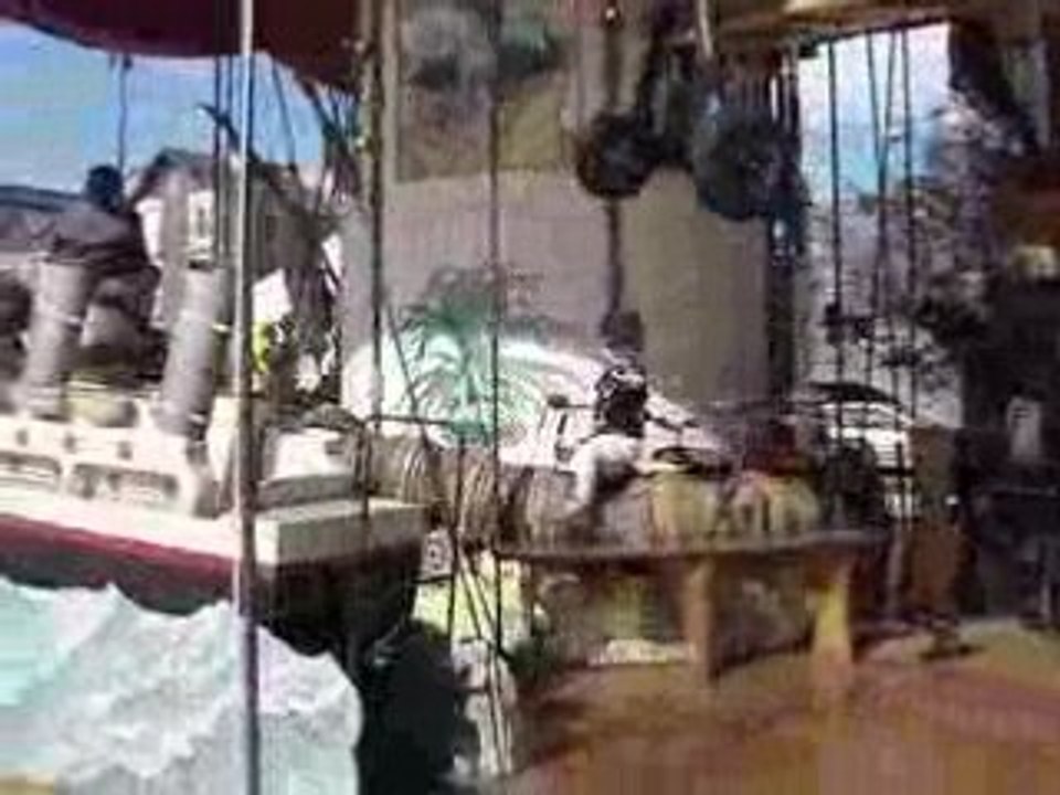 Ethan sur le manège de l'ile de nantes