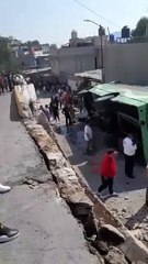 VIDEO: Autobús con pasajeros pierde el control, vuelca y deja 20 heridos