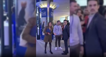 Una eurodiputada del PSOE le pega un manotazo a una persona que grababa un escrache a Zapatero: "¿Quién eres tú?"