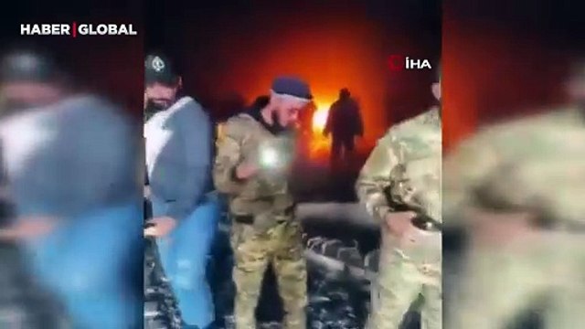 Suriye'de muhalifler Esad'ın babasının mezarını ateşe verdikleri anları böyle paylaştılar