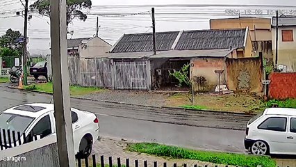 Câmera flagra carro descendo rua em Curitiba após ligar sozinho