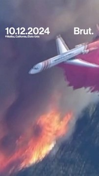 Les avions bombardiers d'eau luttent contre le Franklin Fire qui ravage la Californie