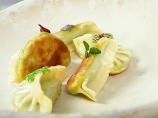 Gyoza arrostiti ripieni di Grana Padano e salsa di soia
