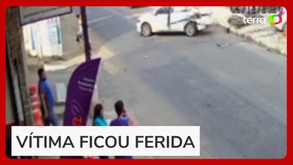 Carro descontrolado desce rua e atinge motociclista em cidade de MG