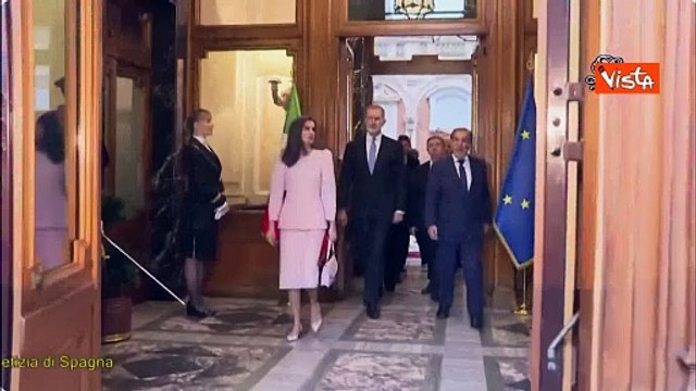 Il baciamano di La Russa alla Regina Letizia di Spagna al termine della sua visita in Senato