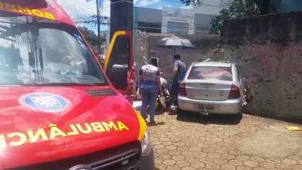 Após bater com moto, motorista perde controle da direção e derruba muro no Centro