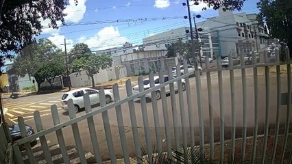 Câmera flagra colisão que terminou com motociclista prensado contra muro no Centro