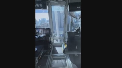 Las increíbles imágenes que muestra una cámara del trayecto de un monorraíl suspendido en Tokio
