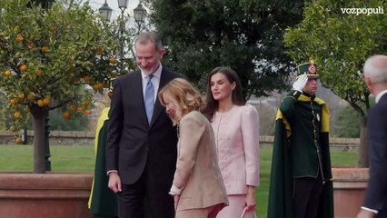 El comentado gesto del rey Felipe VI con la reina Letizia en su encuentro con Meloni