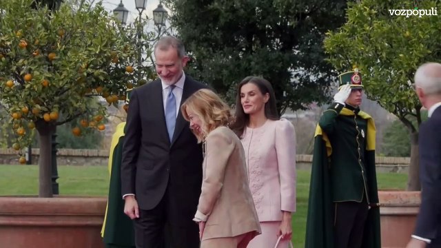 El comentado gesto del rey Felipe VI con la reina Letizia en su encuentro con Meloni