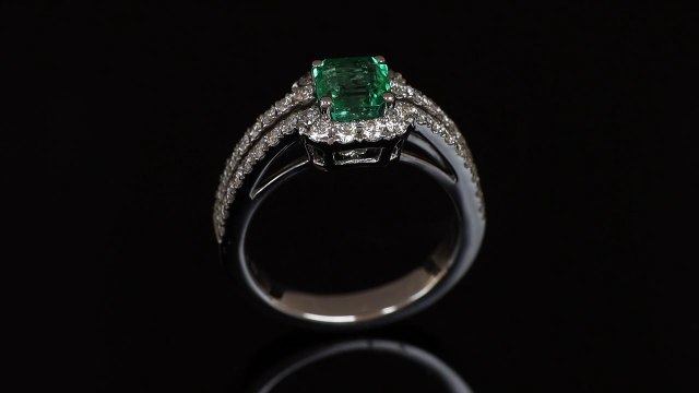 Anello con smeraldo da 1.19 carati modello Pavé della collezione Prestige White