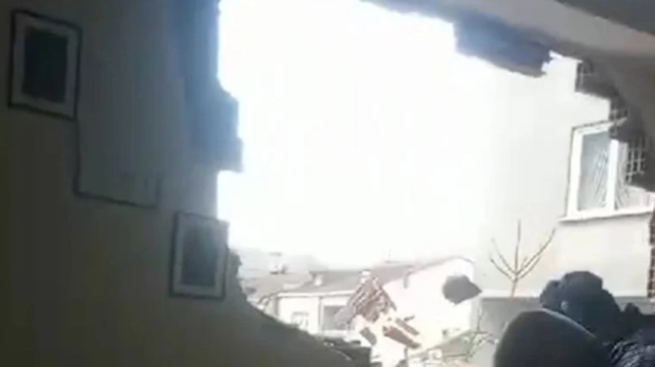 Sancaktepe’de inşaatta çalışan iş makinesi yan binanın duvarını yıktı