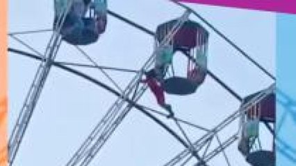 Menor queda suspendida de rueda de la fortuna en parque