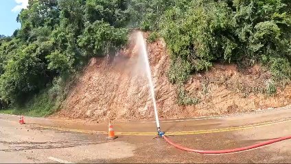 Desmanche hidráulico é realizado na BR-277 para prevenir novos deslizamentos