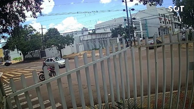 Motociclista é arremessado e carro invade calçada após colisão no Centro de Cascavel