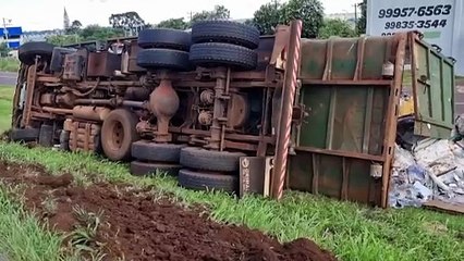 Carreta sai da pista e tomba às margens da BR-277, em Cascavel