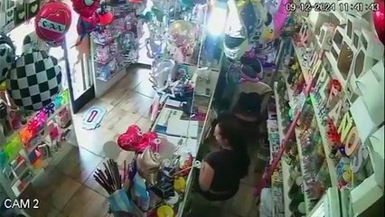 Ladrón encierra a vendedora luego de asaltarla para poder escapar
