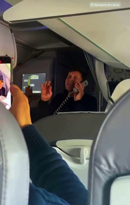 Gianni Morandi in aereo per Lisbona: "Ma chi l'ha detto che sono 80..."