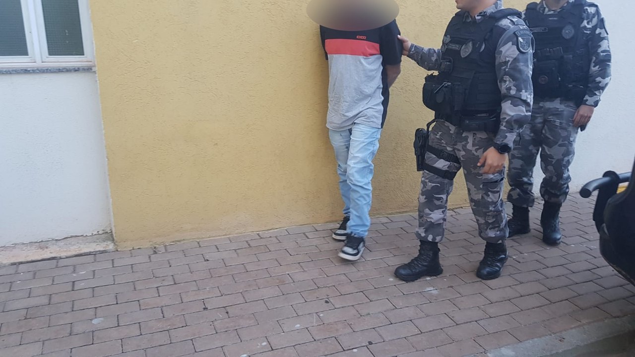 Homem que era procurado pela Justiça é preso pela PM