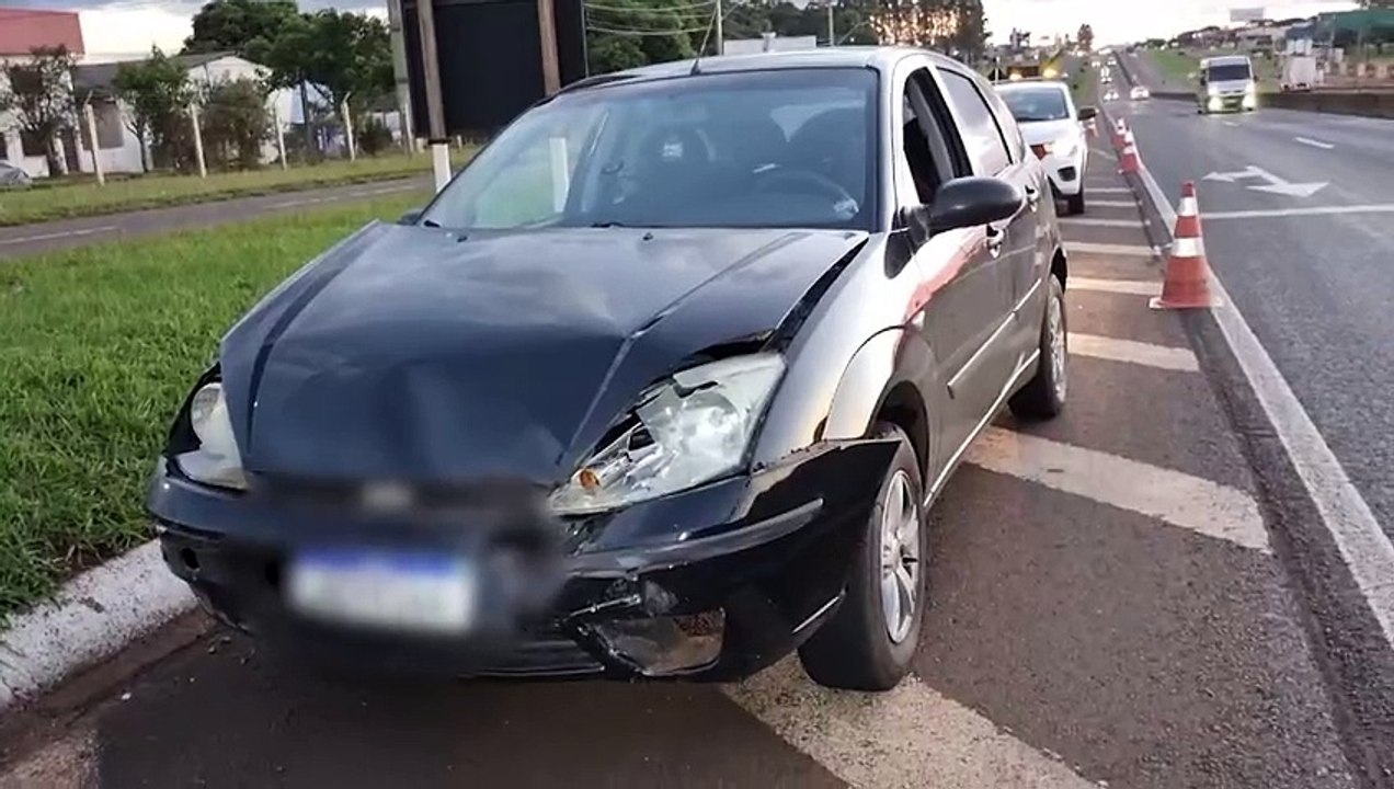 Acidente entre Ford Focus e Ka deixa veículos danificados na BR-277