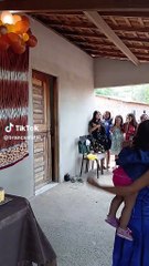 Mulher apaixonada por onças faz festa temática e desperta a curiosidade de internautas