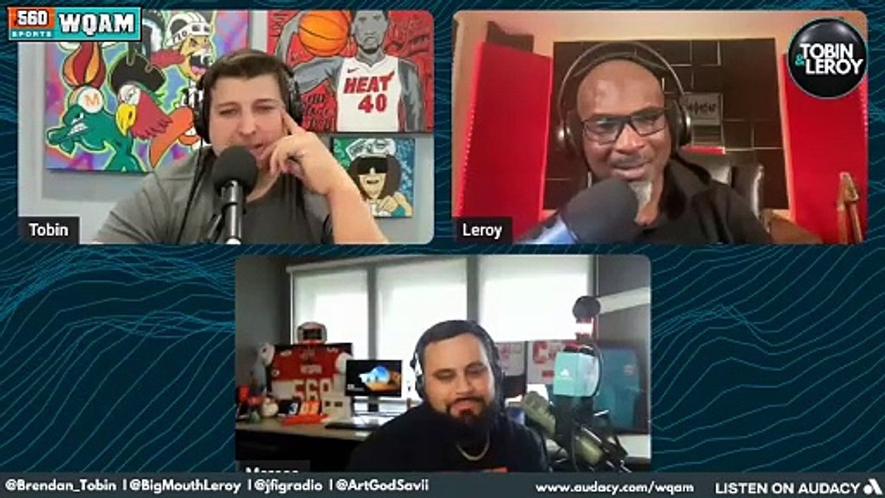 Mark Gastineau awkwardly confronts Brett Favre for sack record