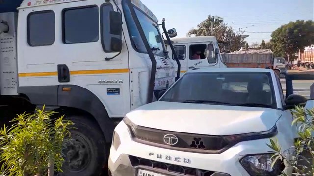 VIDEO: हाईवे पर कार अनियंत्रित होकर ट्रक से टकराई