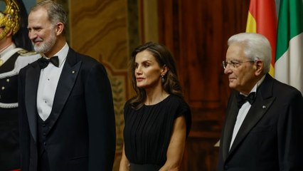 Letizia estrena vestido con mensaje secreto en Italia y remata el look con joyas