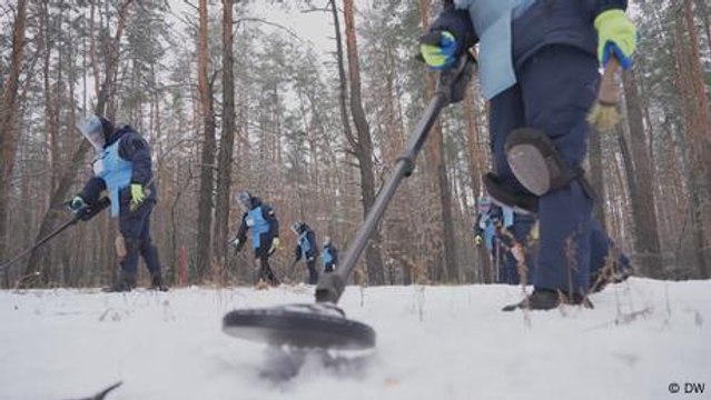 Ukrainian war veterans help clear land mines
