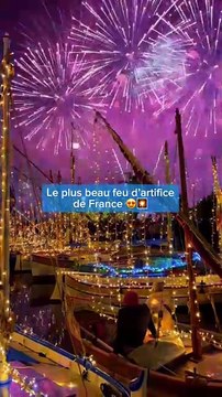 Sanary-sur-Mer en décembre, c’est magique ! 🎄 Dès l’ouverture, un feu d’artifice géant. 🎆 Les rues sont pleines de lumières, de sapins et de figures de Noël. Le village devient un vrai conte de fées. ✨ Il y a aussi des calèches illuminées et un ma