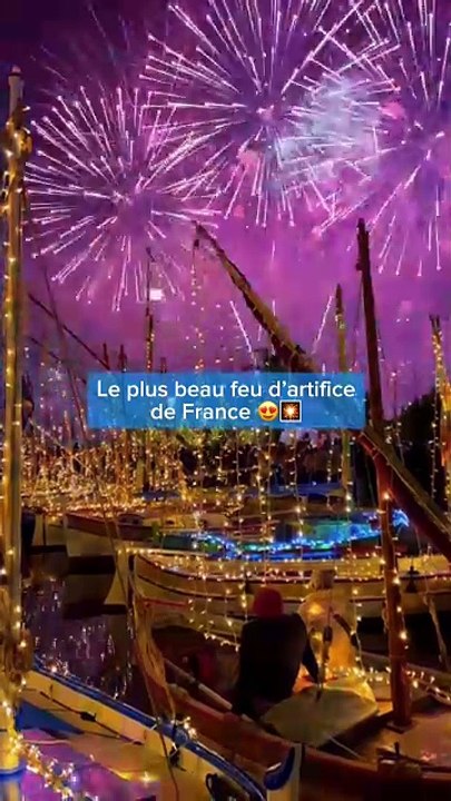 Sanary-sur-Mer en décembre, c’est magique ! 🎄   Dès l’ouverture, un feu d’artifice géant. 🎆   Les rues sont pleines de lumières, de sapins et de figures de Noël. Le village devient un vrai conte de fées. ✨   Il y a aussi des calèches illuminées et un ma