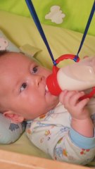 Bottle time fun! 🍼🎉 A clever hack from a new mom