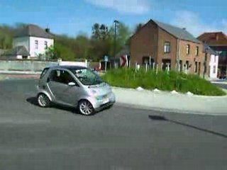Smart Fortwo et rond point