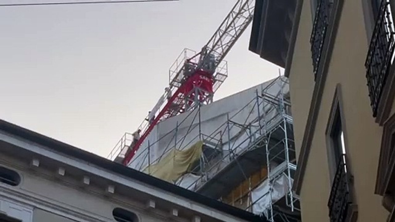 Protesta choc a Milano, quattro operai in cima alla gru: ?Basta, vogliamo essere pagati?