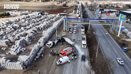 Eskişehir'de lastiği patlayan tır faciaya yol açtı