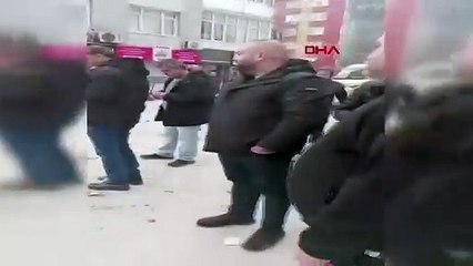 Güngören'de bina yıkım sırasında çöktü!