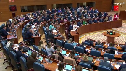 Ayuso lee la carta del hijo de un fallecido en una residencia durante el COVID