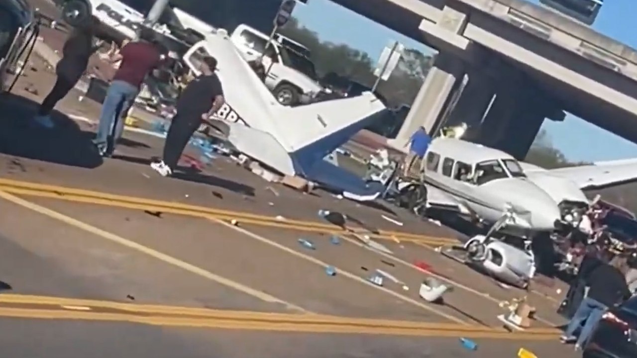 États-Unis : un avion se pose d'urgence au milieu des voitures sur une autoroute au Texas