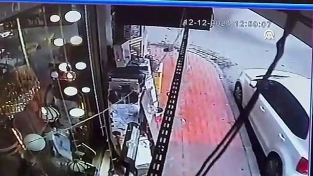 Güngören'de boşaltılan bina yıkım sırasında çöktü