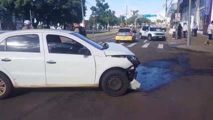 Jeep e Gol se envolvem em forte colisão na Avenida Brasil